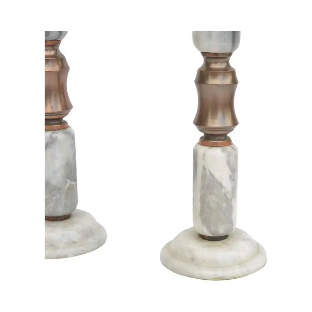 Ein Paar Kerzenständer aus italienischem Marmor im klassischen Stil, 1970er Jahre. 1