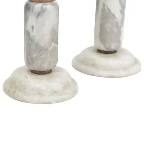 Ein Paar Kerzenständer aus italienischem Marmor im klassischen Stil, 1970er Jahre.
