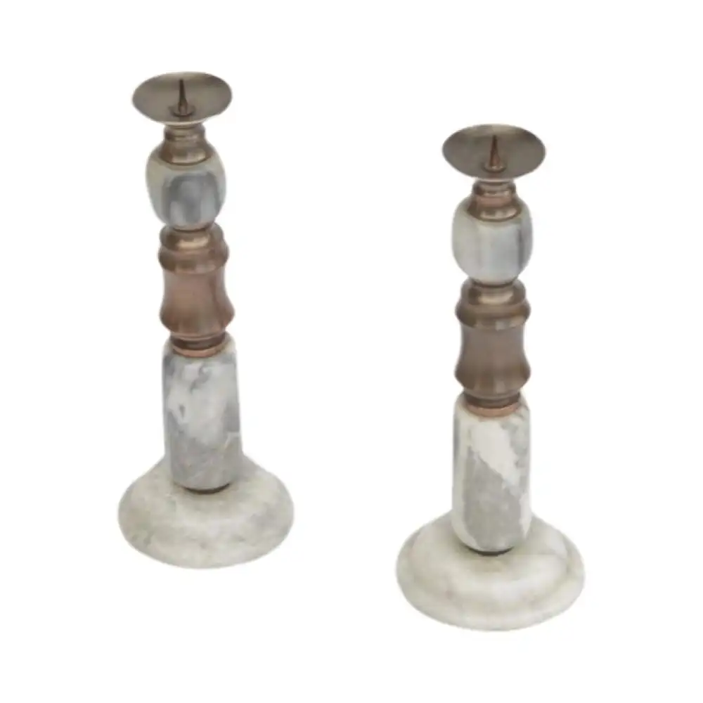 Ein Paar Kerzenständer aus italienischem Marmor im klassischen Stil, 1970er Jahre. 3