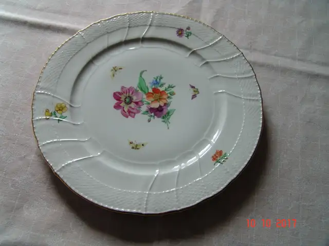 KPM Berlin - Neuosier - Teller - Blumen Schmetterlinge Goldrand - Ø ca 26 cm 1