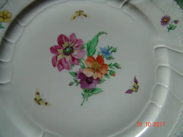 KPM Berlin - Neuosier - Teller - Blumen Schmetterlinge Goldrand - Ø ca 26 cm 10