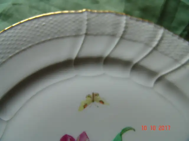 KPM Berlin - Neuosier - Teller - Blumen Schmetterlinge Goldrand - Ø ca 26 cm 12