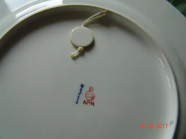 KPM Berlin - Neuosier - Teller - Blumen Schmetterlinge Goldrand - Ø ca 26 cm 13