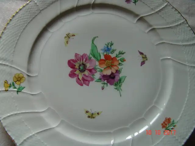KPM Berlin - Neuosier - Teller - Blumen Schmetterlinge Goldrand - Ø ca 26 cm 2