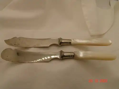 Antik Vorleger Butter- und Käsebesteck mit Perlmuttgriff