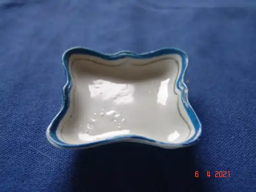 Puppengeschirr eckige Schale Porzellan blauer Rand Silberstreifen