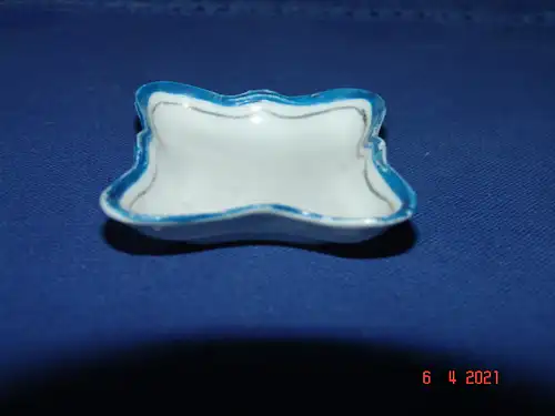 Puppengeschirr eckige Schale Porzellan blauer Rand Silberstreifen