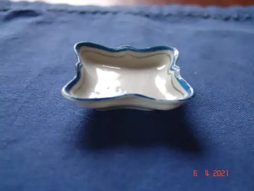 Puppengeschirr eckige Schale Porzellan blauer Rand Silberstreifen