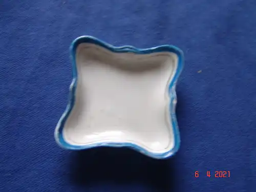 Puppengeschirr eckige Schale Porzellan blauer Rand Silberstreifen