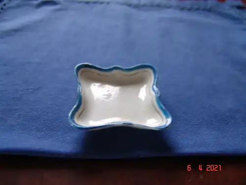 Puppengeschirr eckige Schale Porzellan blauer Rand Silberstreifen