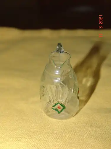Puppengeschirr Glaskanne Glaskrug Henkel Relief