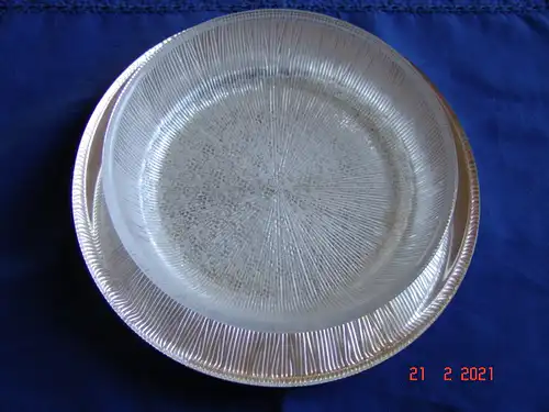 Glasschale Sahneschale auf Silberteller mit Deckchen