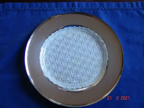 Glasschale Sahneschale auf Silberteller mit Deckchen