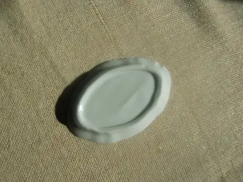 Puppengeschirr Gebäckteller roter Rand silberfarbenes Dekor