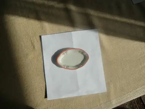 Puppengeschirr Gebäckteller roter Rand silberfarbenes Dekor