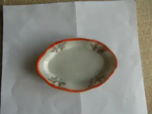 Puppengeschirr Gebäckteller roter Rand silberfarbenes Dekor