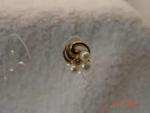 Einzelner Ohrstecker 333er Gold 3 Zuchtperlen 1 Brillantsplitter