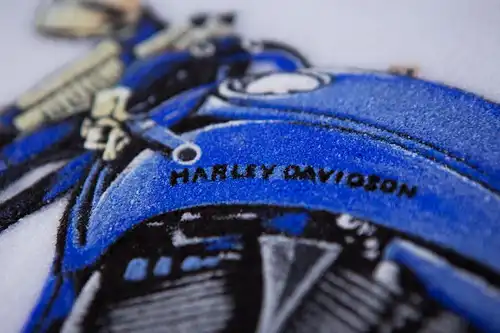 Gemälde einer Harley Davidson Blue Edition aus tausenden Edelsteinen in mühevoller Handarbeit geschaffen-ein Unikat