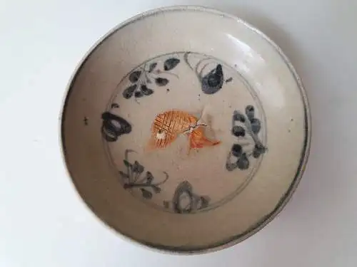 Chinesischer Fisch-Teller in blau weiss und bisquitfarbenden Fisch Ming Dynastie 1465-1505