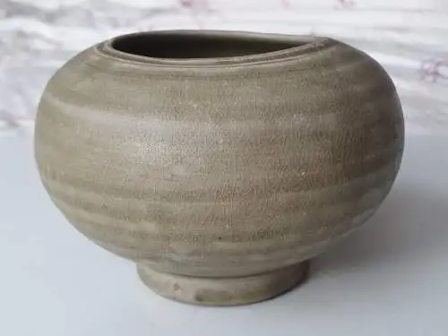 China Zeit der 5 Dynastien 907-960 YUE-Kugelgefäß mit Töpfer-Spuren in grün