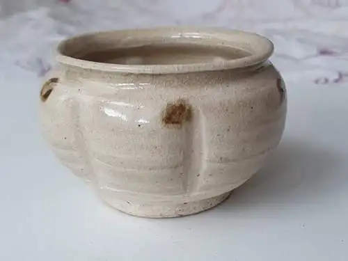 Chinesisches elfenbeinfarbiges Gefäß in Form einer Lotosblüte aus der Song Dynastie 960-1279 