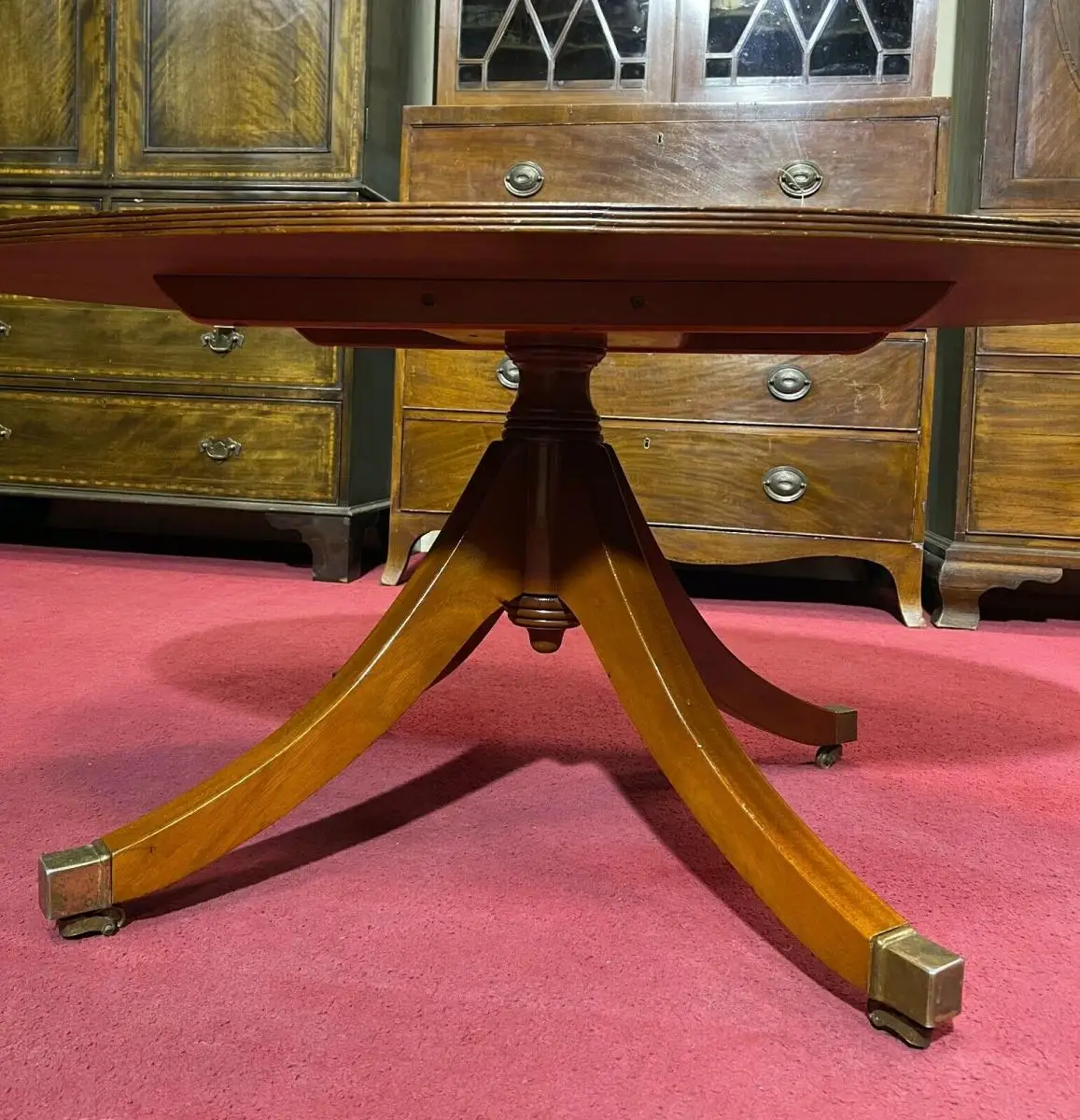 Englische Möbel Direktimport oval Couchtisch Eibe auf Rollen Intarsie Messing UK 3