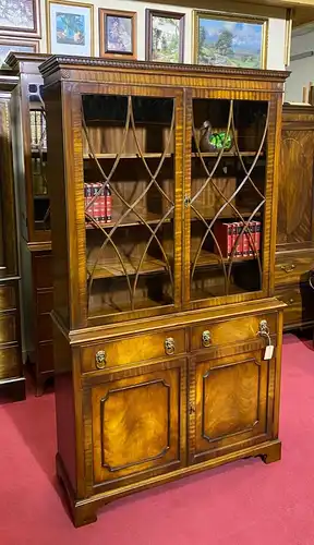 Englische Möbel Stilmöbel Bücherschrank gotisch von Bevan & Funnell Made in UK