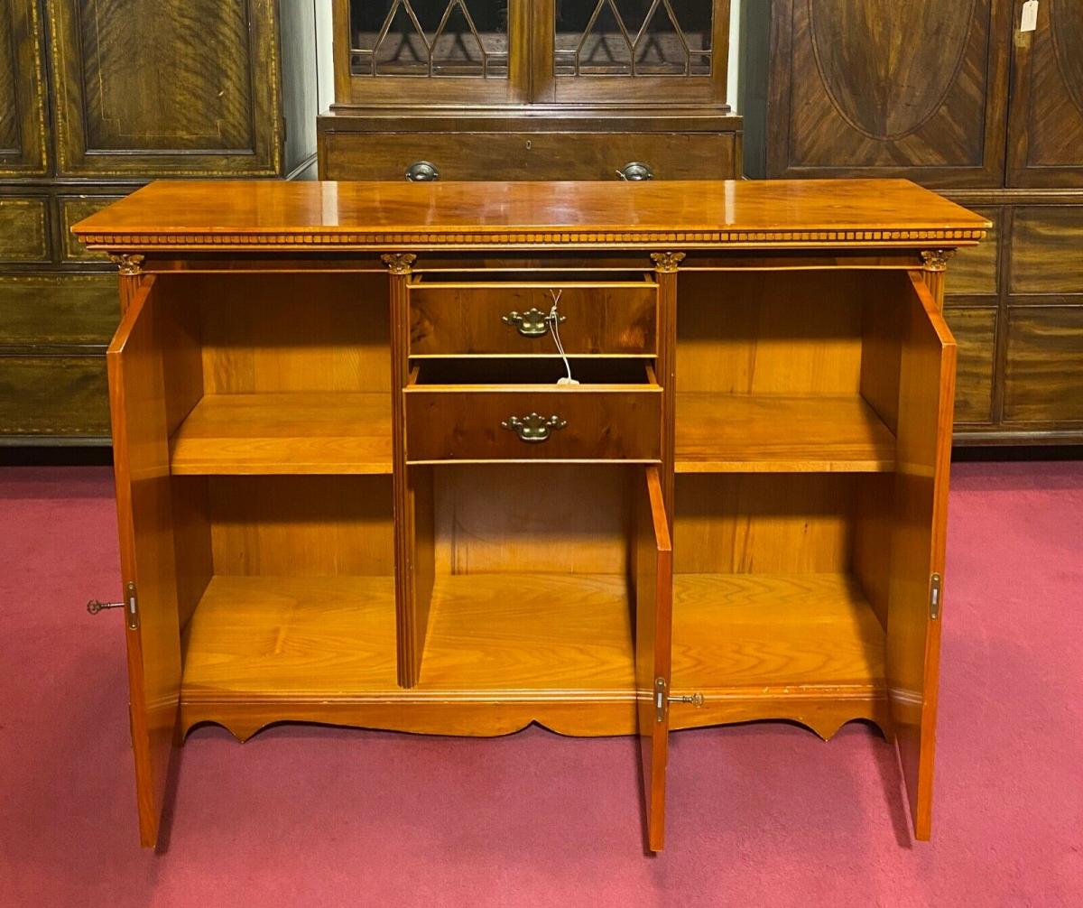 Englische Möbel Stilmöbel Eibe Highboard Sideboard Anrichte 3türig