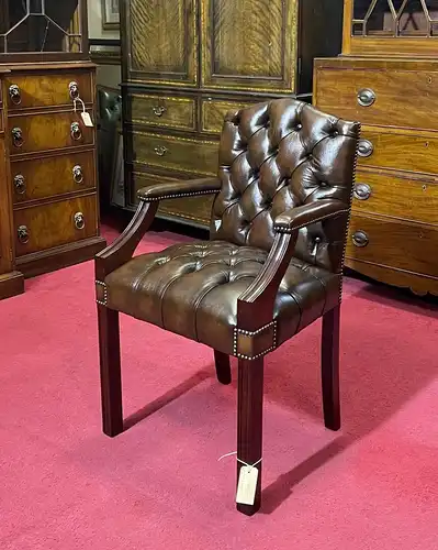 Englische Möbel Chesterfield Leder Stuhl mit ArmlehneLeder in Braun Herrenzimmer