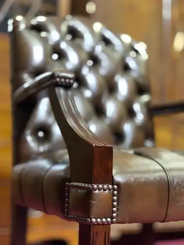 Englische Möbel Chesterfield Leder Stuhl mit ArmlehneLeder in Braun Herrenzimmer