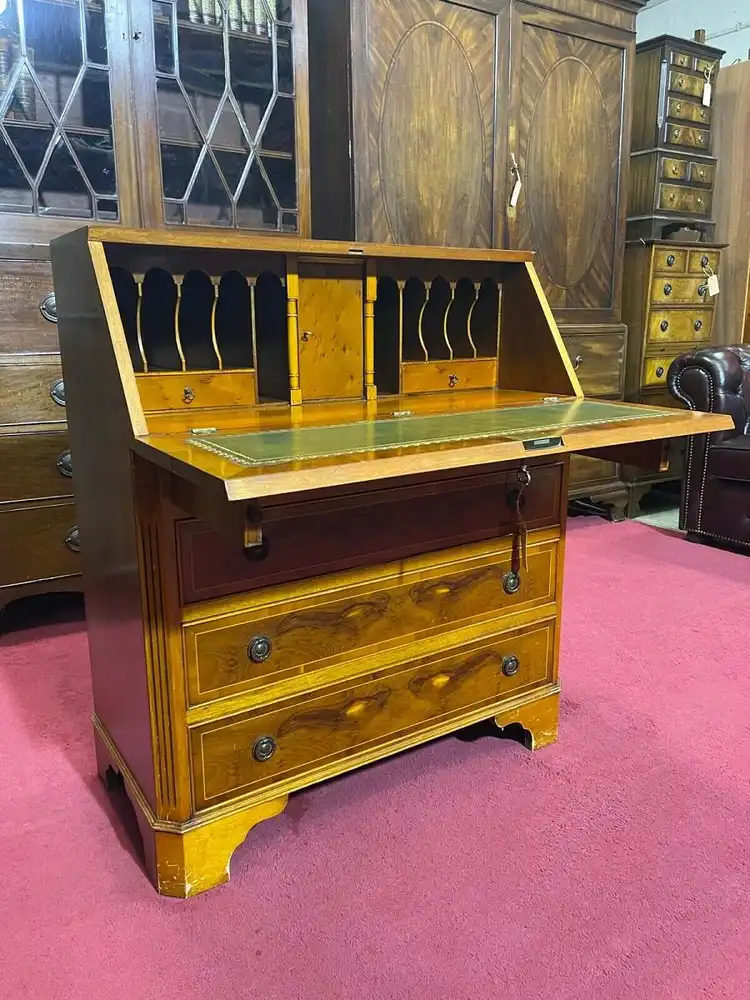 Englische Möbel Antik Sekretär Schreibtisch Eibe Ledereinlage in grün Made in UK 2