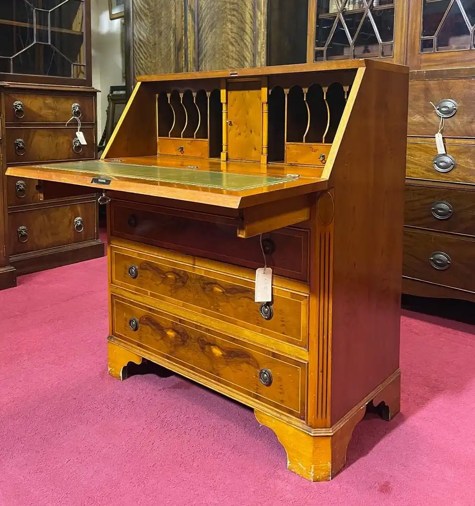 Englische Möbel Antik Sekretär Schreibtisch Eibe Ledereinlage in grün Made in UK 4