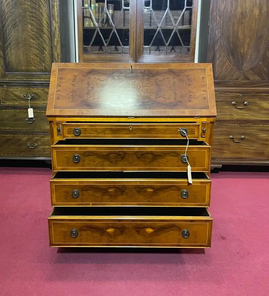 Englische Möbel Antik Sekretär Schreibtisch Eibe Ledereinlage in grün Made in UK 5