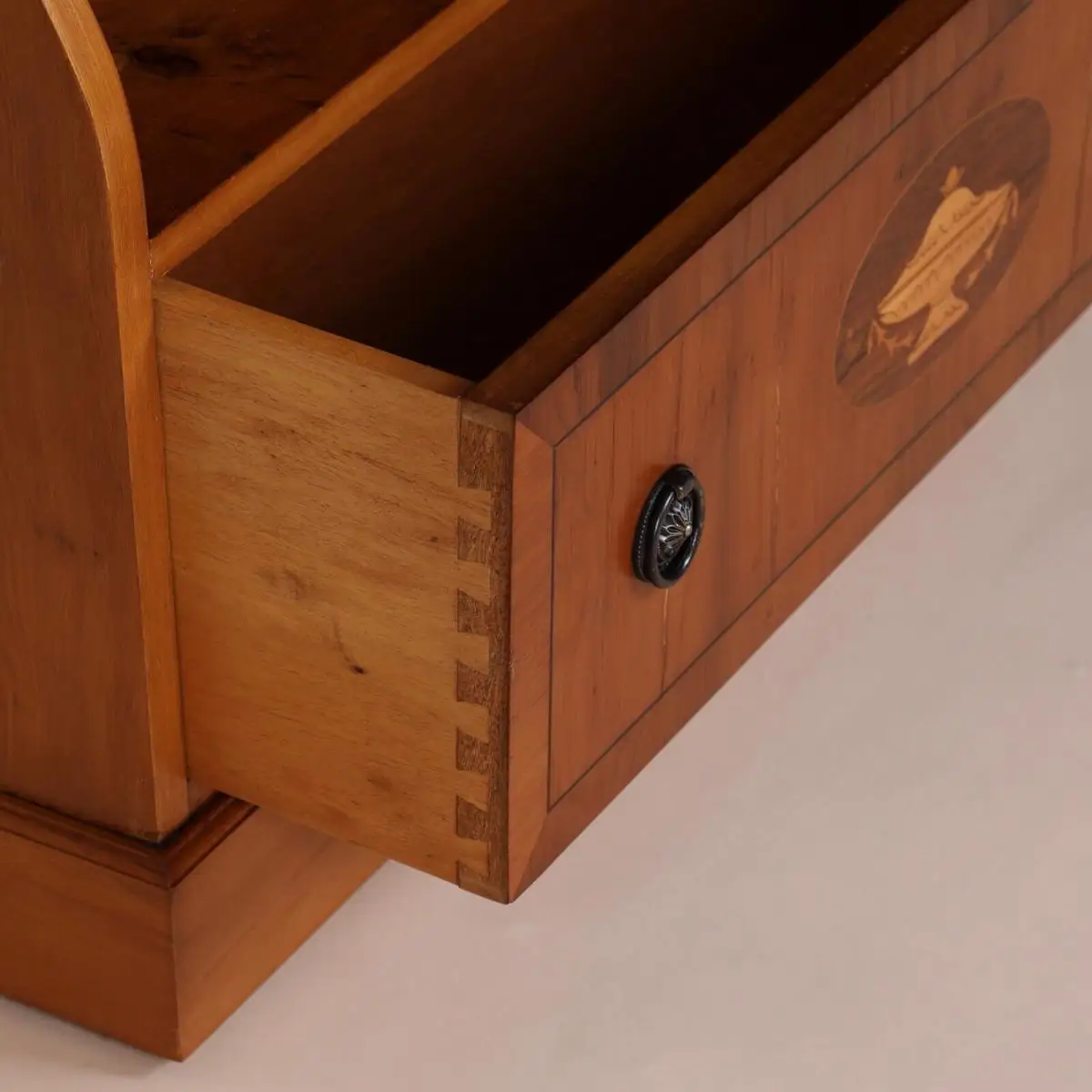 Englische Möbel original Bücherregal Eibe Highboard Bookcase Schubfach Intarsie 3