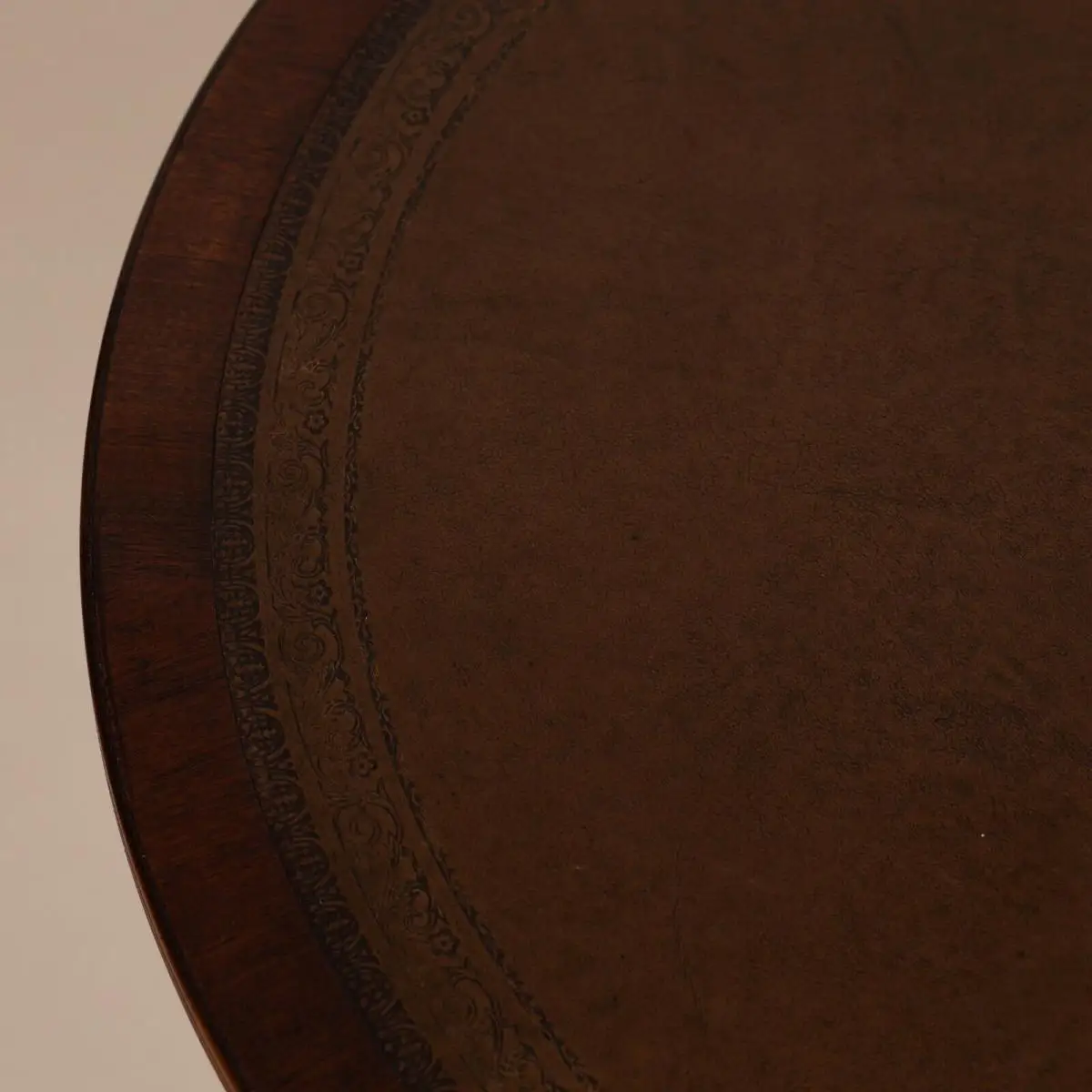 Englische Möbel Mahagoni Tisch Beistelltisch Ledereinlage braun Gold Prägung UK 3