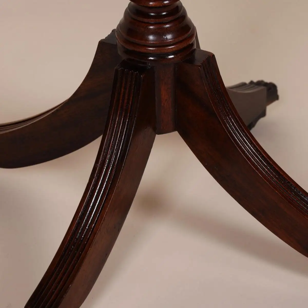 Englische Möbel Mahagoni Tisch Beistelltisch Ledereinlage braun Gold Prägung UK 4