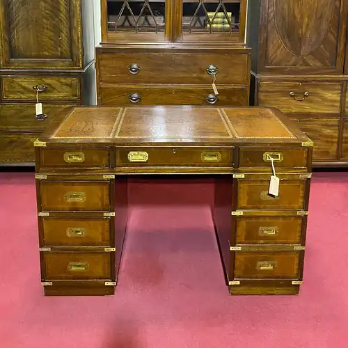 Englische Möbel Mahagoni Military Stil Schreibtisch mit Ledereinlage gold braun