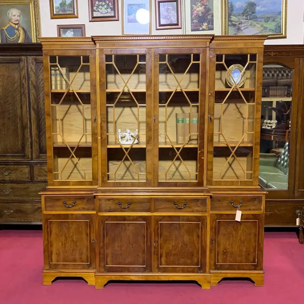 Englische Möbel Bücherschrank Bibliothek Eibe Herrenzimmer Vitrine aus England 0