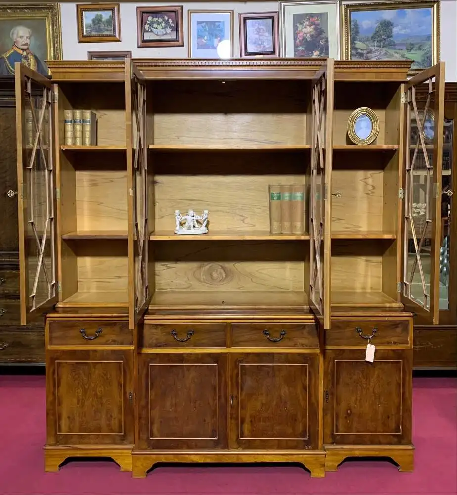 Englische Möbel Bücherschrank Bibliothek Eibe Herrenzimmer Vitrine aus England 3