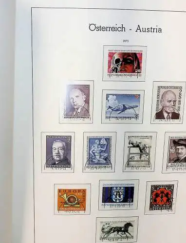 Leuchtturm SF-Blätter mit Österreich von 1966 - 75 im Klemmbinder mit Marken