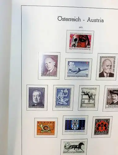 Leuchtturm SF-Blätter mit Österreich von 1966 - 75 im Klemmbinder mit Marken