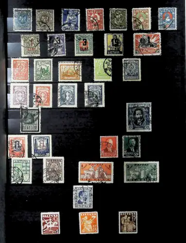 neuwertiges Einsteckbuch mit Marken des Baltikums und Russland