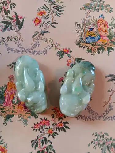 Zwei Vintage Chinesische Jade Pixius Anhaenger, apfelgruen