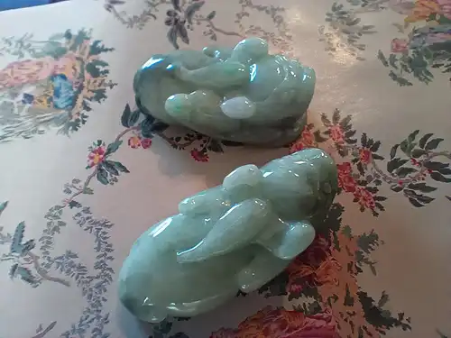 Zwei Vintage Chinesische Jade Pixius Anhaenger, apfelgruen