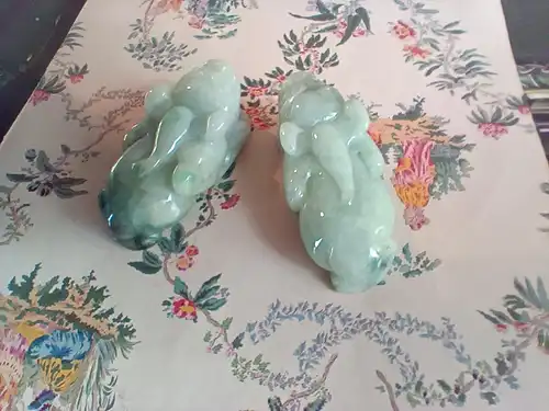 Zwei Vintage Chinesische Jade Pixius Anhaenger, apfelgruen