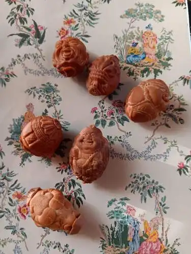 Sechs Antike chinesische geschnitzte Hediao Nussperlen