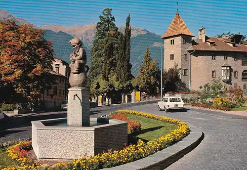 105 - Italien - Obermais bei Meran , Maia Alta Merano , Brunnenplatz , Rottenstein , Piazza Fontana , Opel Kadett  - nicht gelaufen
