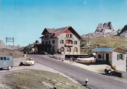 204 - Italien - Südtirol , Dolomiten , Passo Falzarego , Auto - gelaufen