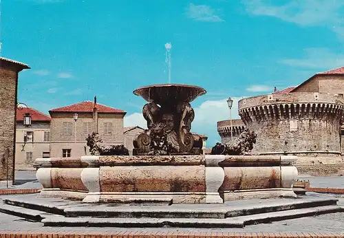 261 - Italien - Senigallia , Piazza del Duca , Fontana die Leoni , Ducaleplatz , Brunnen der Löwen - gelaufen 1979