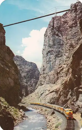 1392 - USA - Colorado , Canon City , Royal Gorge suspension Bridge , Arkansas River , Railroad , Zug , Eisenbahn , Brücke - gelaufen 1963